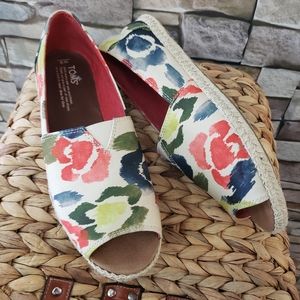 TOMS 9 NWT Canvas flats slipper